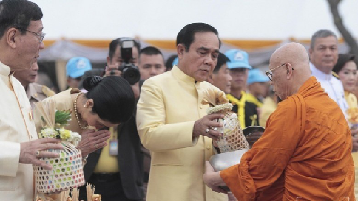 นายกฯ นำครม.-ผบ.เหล่าทัพ ทำบุญตักบาตร เนื่องในวันพ่อแห่งชาติ นายกฯ นำครม.-ผบ.เหล่าทัพ ทำบุญตักบาตร เนื่องในวันพ่อแห่งชาติ