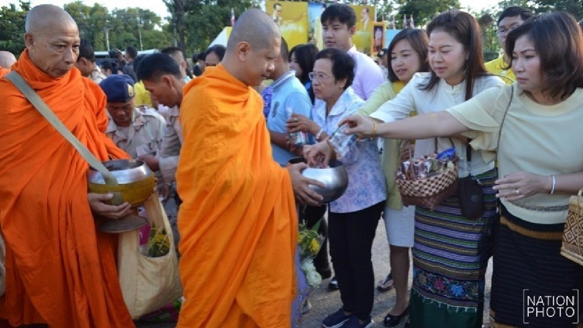 ชาวพิษณุโลกทำบุญตักบาตรถวายเป็นพระราชกุศล ร.9