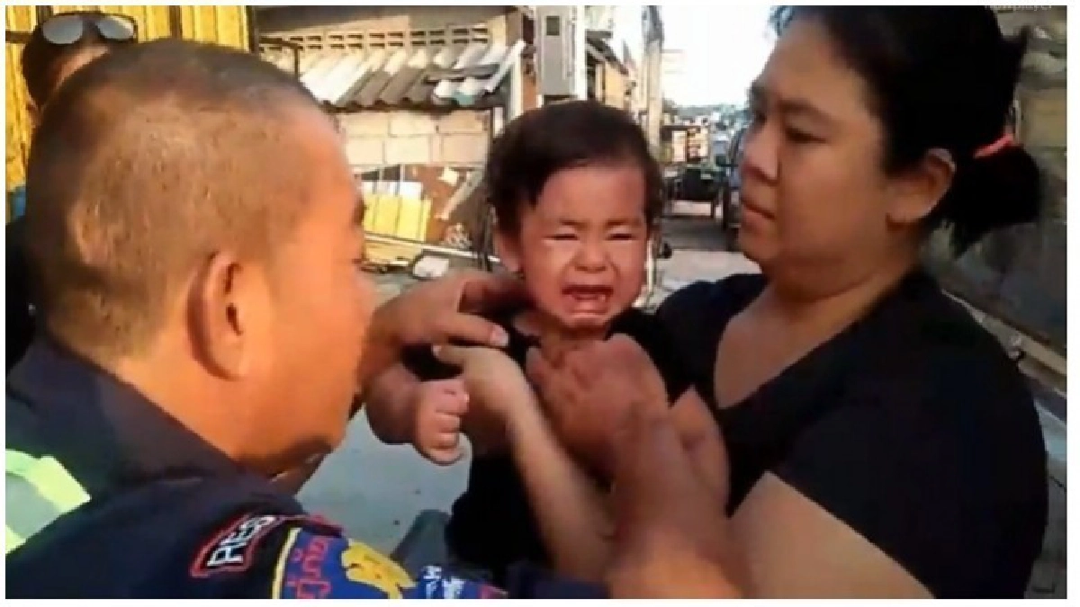 คลิป)อันตราย!! หนูน้อยกลืนเหรียญ 5 บาทลงคอ คลิป)อันตราย!! หนูน้อยกลืนเหรียญ 5 บาทลงคอ