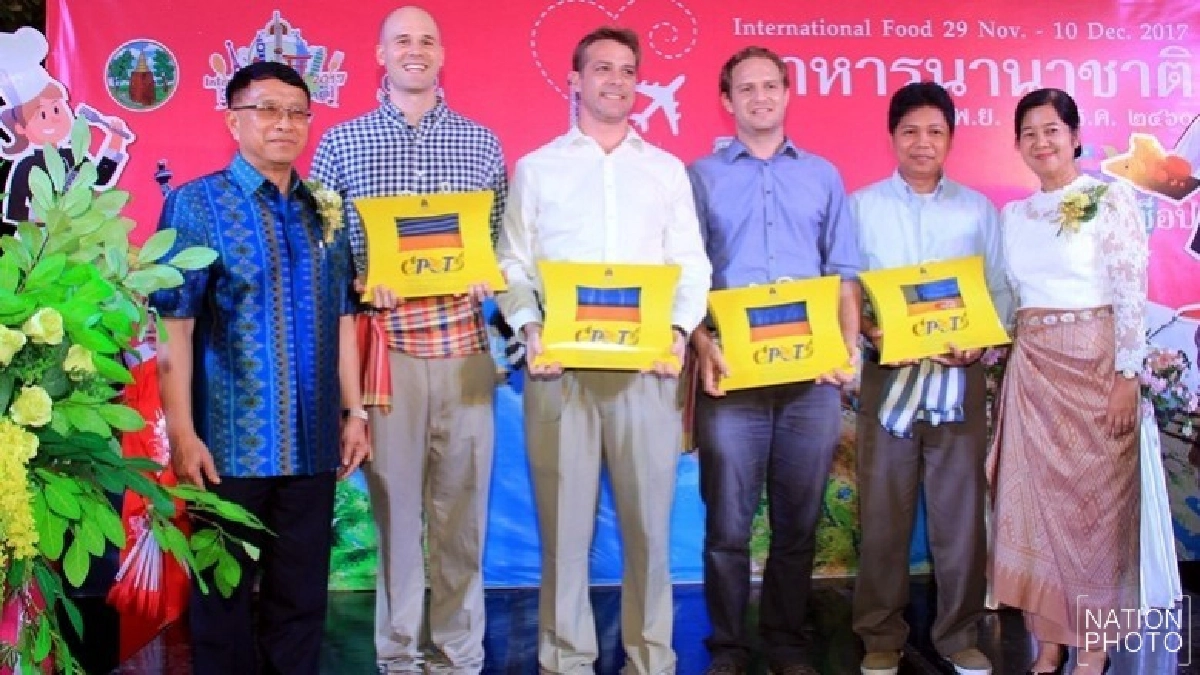 เขยฝรั่งแข่งตำส้มตำในงานอาหารนานาชาติ