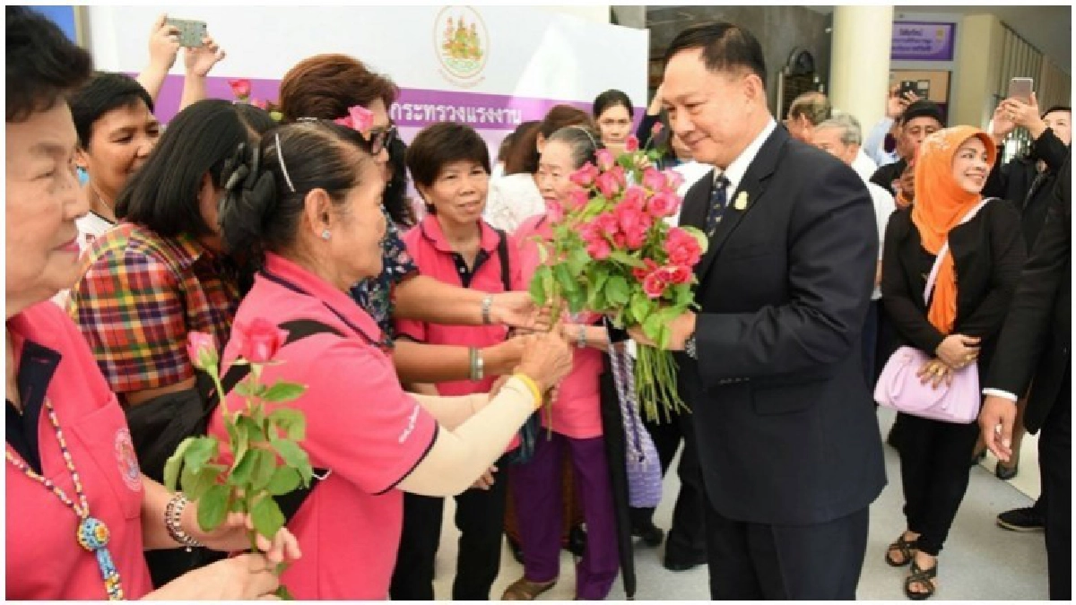 ชาวแฟลตดินแดง แห่ขอบคุณ“บิ๊กอู่”
