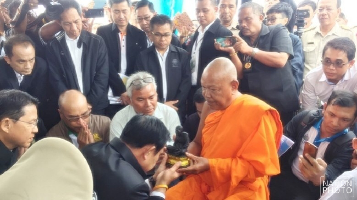 พระครูปัญญาฯ มอบ หลวงปู่ทวด ให้ "บิ๊กตู่" พระครูปัญญาฯ มอบ หลวงปู่ทวด ให้ "บิ๊กตู่"