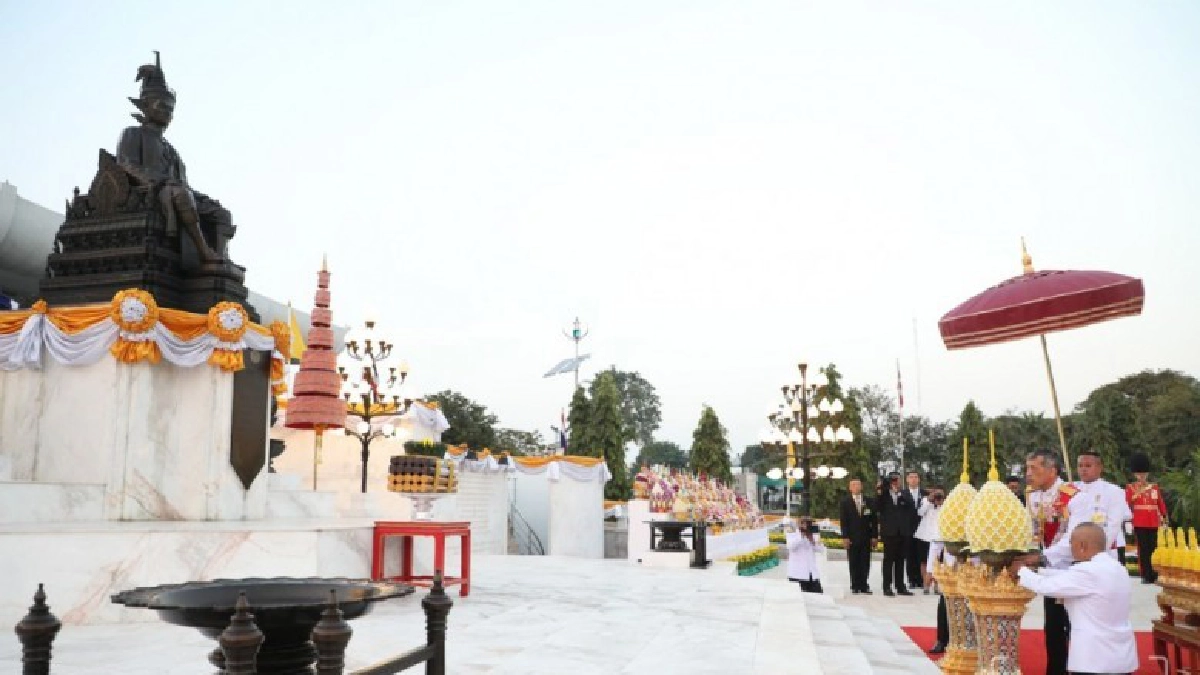 สมเด็จพระเจ้าอยู่หัว ทรงวางพุ่มดอกไม้ วันรัฐธรรมนูญ สมเด็จพระเจ้าอยู่หัว ทรงวางพุ่มดอกไม้ วันรัฐธรรมนูญ