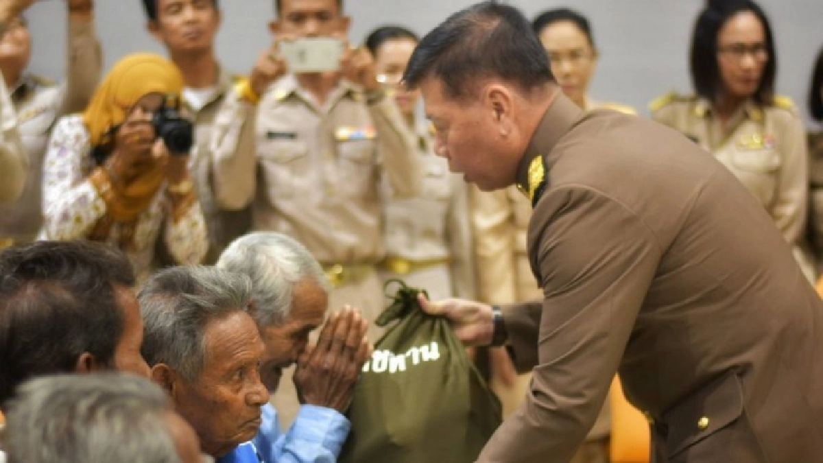 องคมนตรีนำถุงพระราชทานร.10มอบประชาชนจ.ปัตตานี องคมนตรีนำถุงพระราชทานร.10มอบประชาชนจ.ปัตตานี