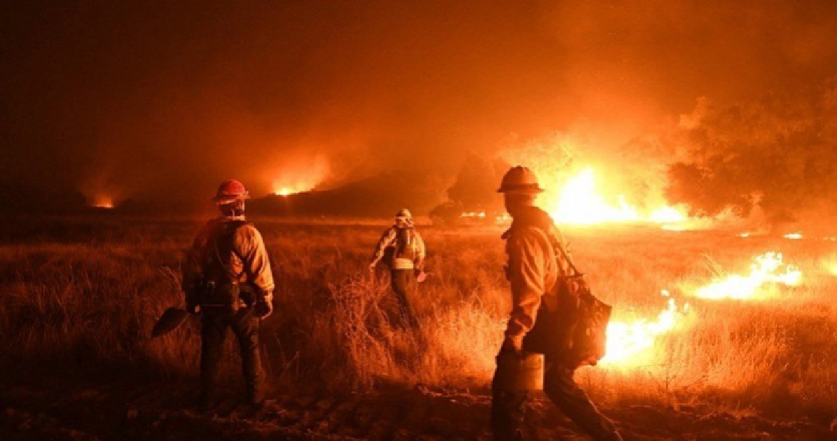 แคลิฟอร์เนียอพยพชาวเมืองหนีไฟป่า