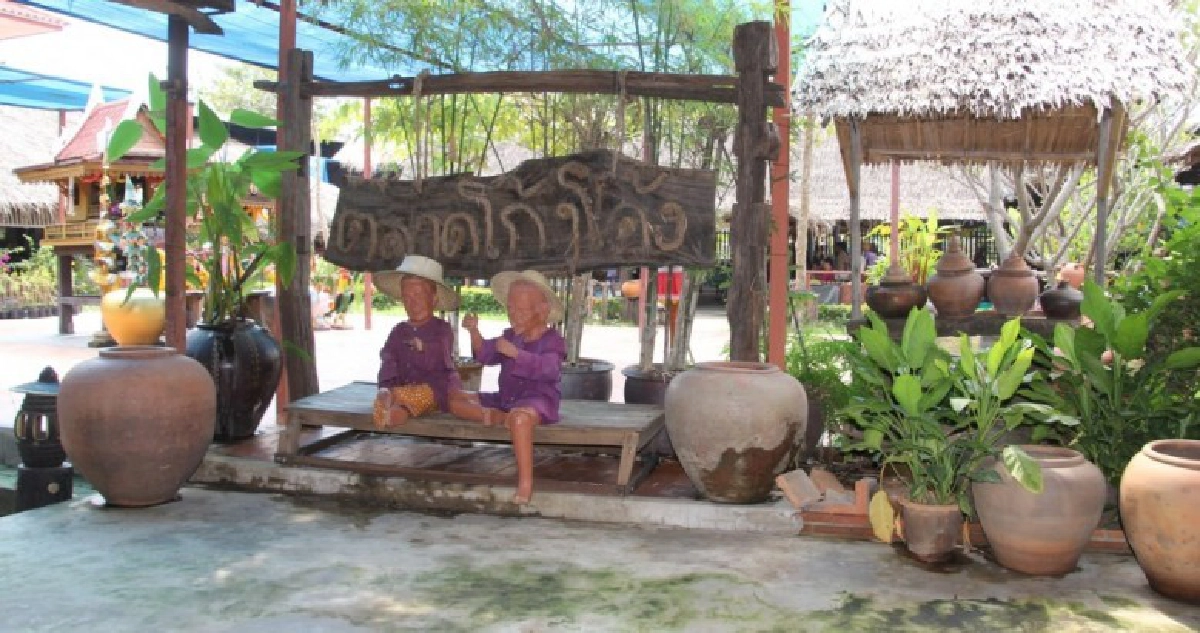 ตลาดโก้งโค้งบ้านแสงโสมอีกตลาดต้องชม