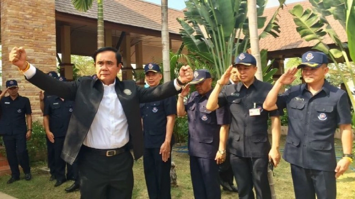 นายกฯ เบ่งกล้ามโชว์  ยังไหว!! แม้เป็นไข้ก่อนลงพื้นที่ 