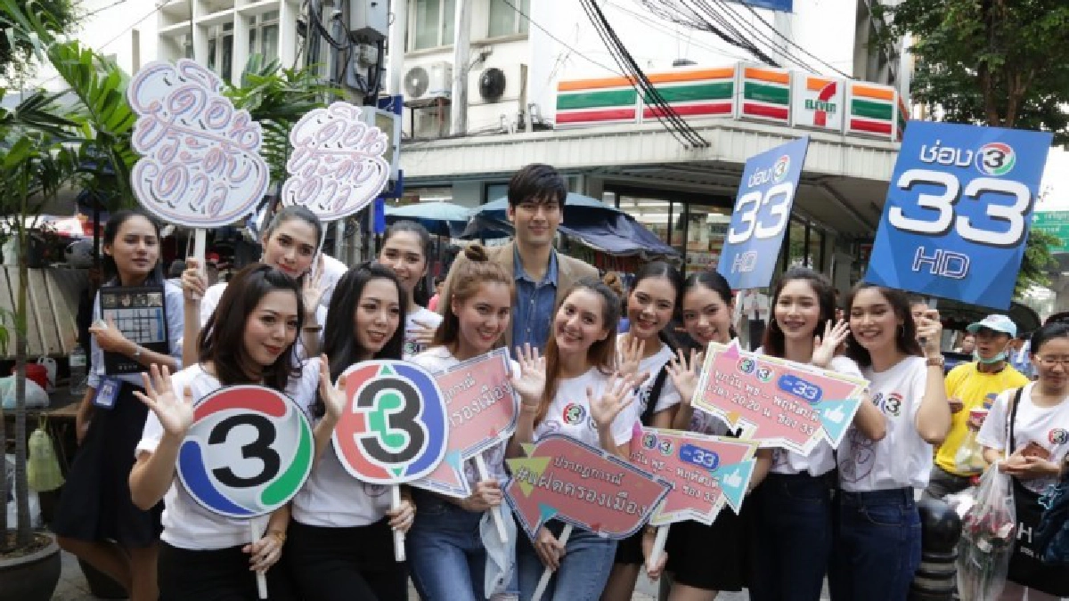 'บอมบ์' ควงสาวแฝด! บุกตลาดละลายทรัพย์