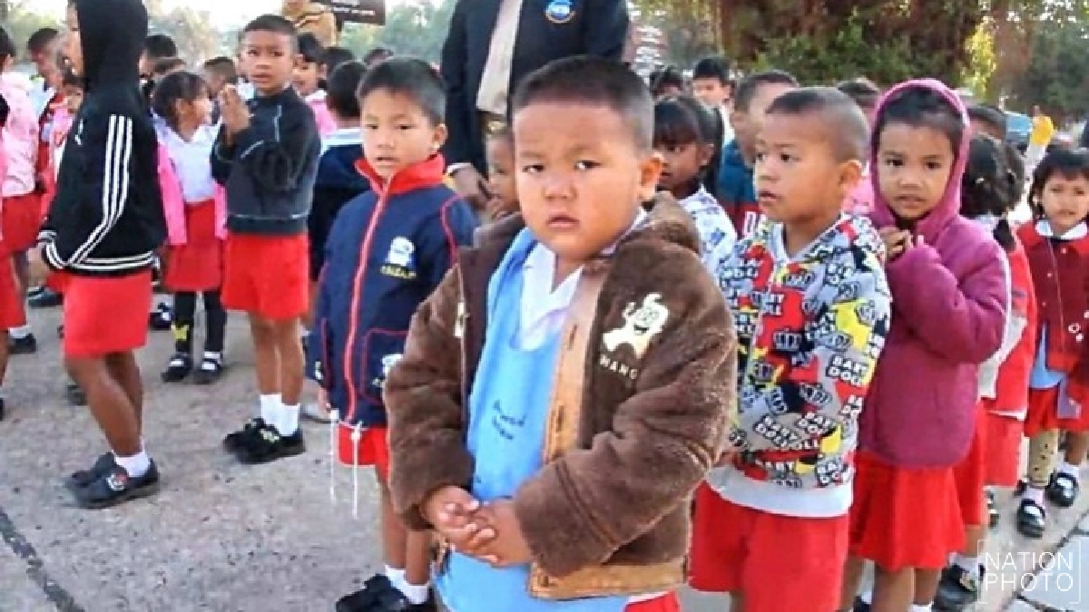 ครูนำนักเรียนออกกำลังกายคลายหนาว