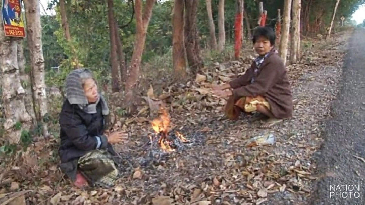 อากาศเย็น !! ชาวบ้านบนเขาภูพานน้อยก่อไฟผิงคลายหนาว อากาศเย็น !! ชาวบ้านบนเขาภูพานน้อยก่อไฟผิงคลายหนาว