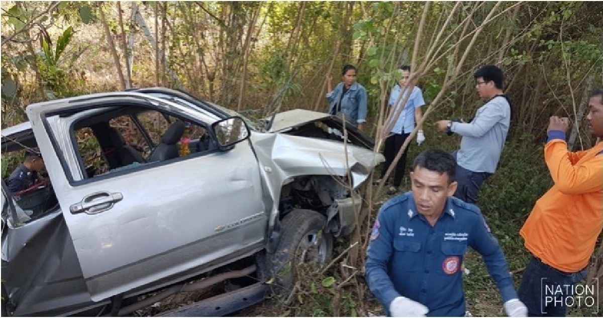 กระบะตกถนน ดับ 2 เจ็บสาหัส 3 กระบะตกถนน ดับ 2 เจ็บสาหัส 3
