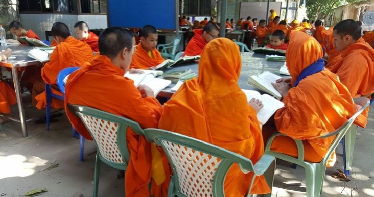 “สามเณร”นั่งศึกษาธรรมท่ามกลางอากาศหนาว10องศา “สามเณร”นั่งศึกษาธรรมท่ามกลางอากาศหนาว10องศา