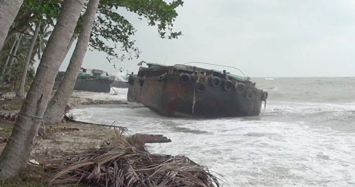 คลื่นซัดเรือบรรทุกแร่เกยตื้น4ลำทำตลิ่งริมทะเลพัง คลื่นซัดเรือบรรทุกแร่เกยตื้น4ลำทำตลิ่งริมทะเลพัง