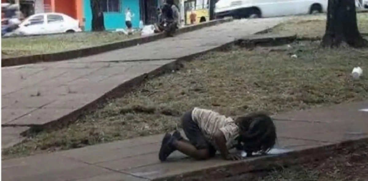 เด็กหญิงอาร์เจนตินา เลียน้ำบนพื้นเพื่อดับกระหาย