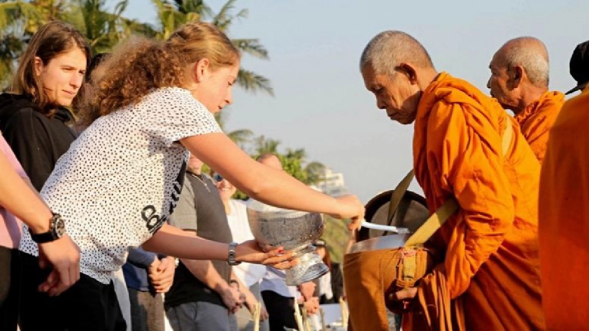 นักเทสนิสสาวระดับโลกร่วมตักบาตรก่อนแข่งขันศึกเทนนิส (ภาพชุด)
