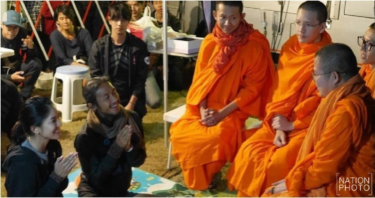 ท่าน ว.วชิรเมธี ยกย่อง 'ตูน บอดี้สแลม' ท่าน ว.วชิรเมธี ยกย่อง 'ตูน บอดี้สแลม'