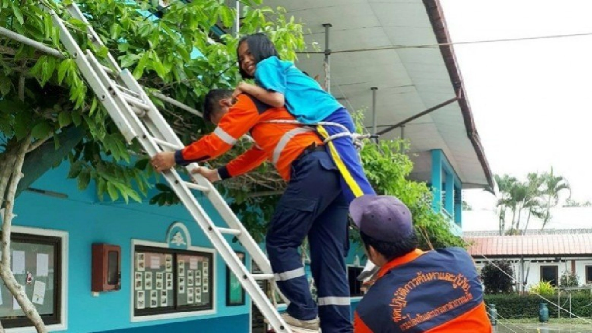 ฝึกซ้อม!!นร.วัดลำนาวเอาตัวรอดหากเกิดไฟไหม้ (ชมภาพ)