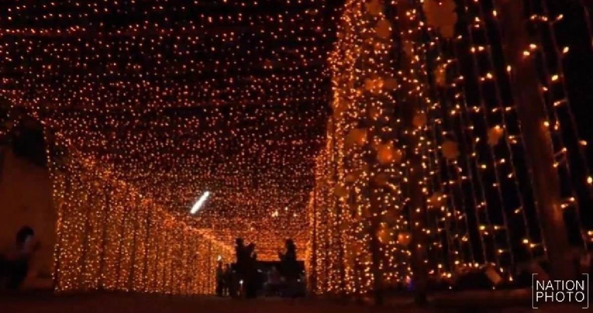 สีสันอุโมงค์ไฟสะพานไม้แกดำวันคริสต์มาส