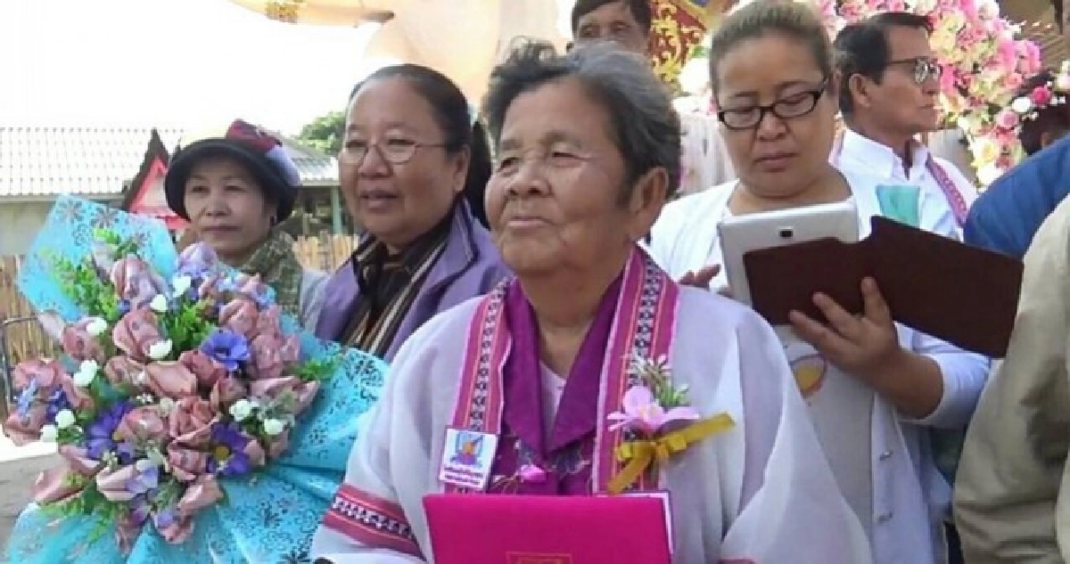 สุดยอด!! คุณยายวัย 82 ปี รับปริญญาชีวิตบัณฑิตปัจฉิมวัย