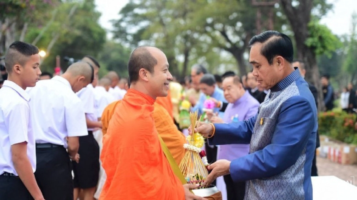 "นายกฯ" นำครม.ใส่บาตรหน้าวัดมหาธาตุ(ภาพชุด) "นายกฯ" นำครม.ใส่บาตรหน้าวัดมหาธาตุ(ภาพชุด)