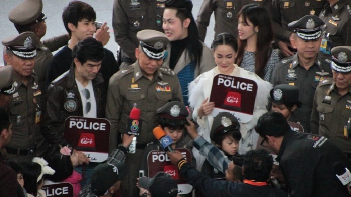 คึกคัก !" ตำรวจ-ดารา" รณรงค์ ปีใหม่ปลอดภัย คึกคัก !" ตำรวจ-ดารา" รณรงค์ ปีใหม่ปลอดภัย