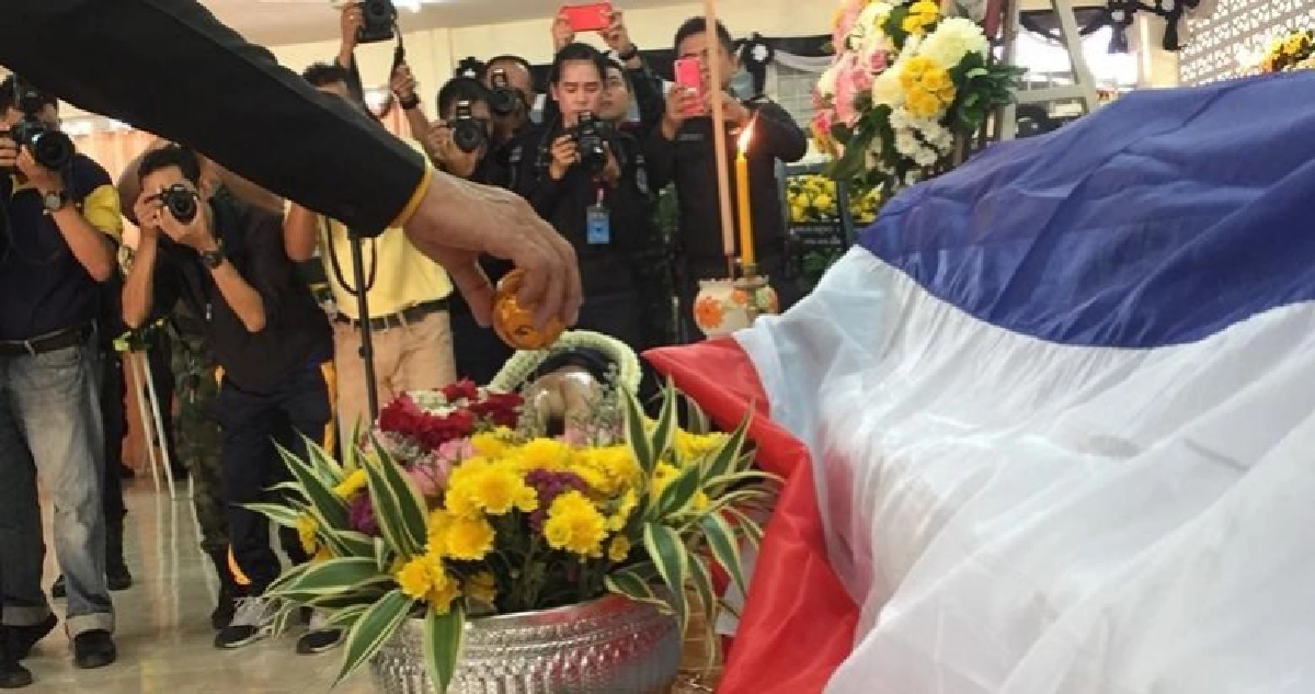 “แม่ทัพน้อย4”รดน้ำศพ“ทหารพราน”พลีชีพ-มอบเงินเยียวยากว่า3ล. “แม่ทัพน้อย4”รดน้ำศพ“ทหารพราน”พลีชีพ-มอบเงินเยียวยากว่า3ล.