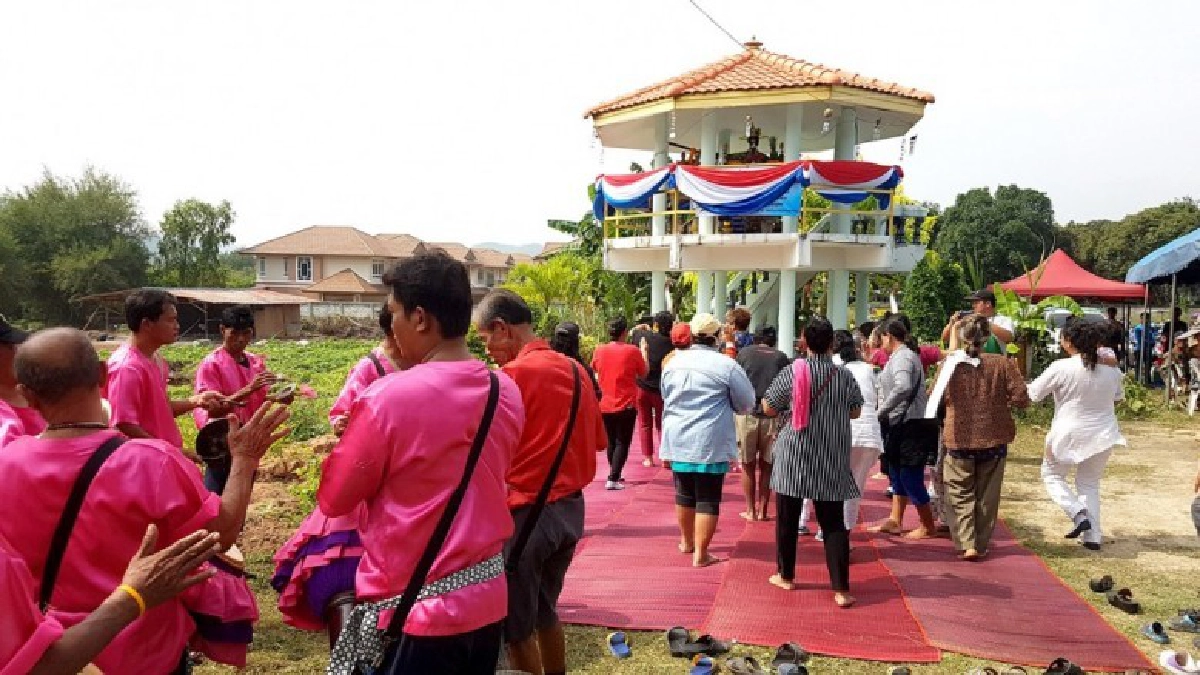 ทิ้งกระจาดข้าวสารถวายเป็นพระราชกุศล 250ปีพระเจ้าตากสินมหาราช