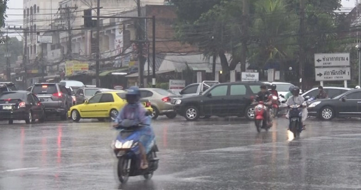พิษณุโลกอากาศแปรปรวนฝนตกต่อเนื่องจราจรติดขัด พิษณุโลกอากาศแปรปรวนฝนตกต่อเนื่องจราจรติดขัด