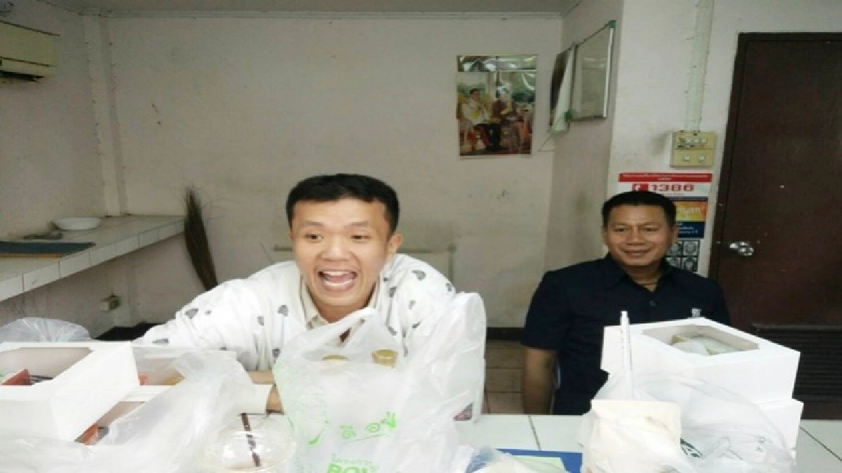 รวบ ! "เอกชัย"บุกมอบนาฬิกาข้อมือบิ๊กป้อมหน้าบ้านสี่เสา 