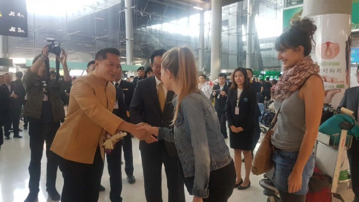 รมว.ท่องเที่ยวฯรับนักท่องเที่ยวคนที่35ล้านที่สุวรรณภูมิ รมว.ท่องเที่ยวฯรับนักท่องเที่ยวคนที่35ล้านที่สุวรรณภูมิ