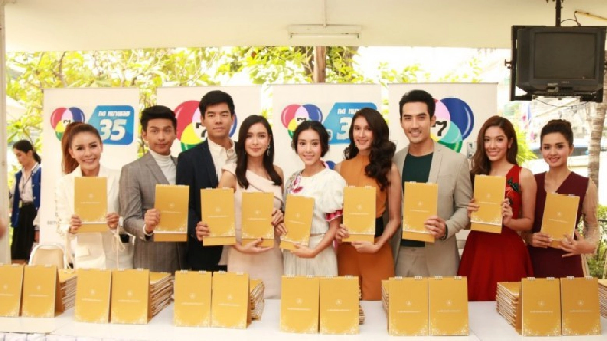 นักแสดง 'ช่อง 7 สี' ร่วมแจกปฏิทินปีใหม่ 2561 นักแสดง 'ช่อง 7 สี' ร่วมแจกปฏิทินปีใหม่ 2561