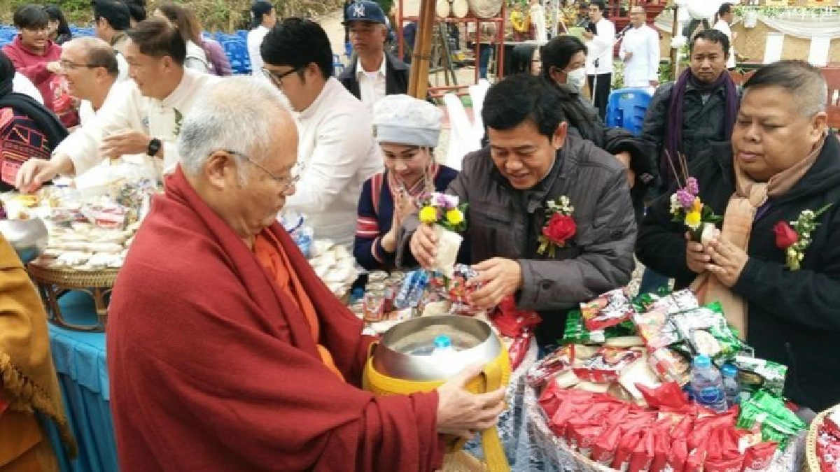 ปชช.นับหมื่นร่วม“ตักบาตรสองแผ่นดินไทย-ลาว” ปชช.นับหมื่นร่วม“ตักบาตรสองแผ่นดินไทย-ลาว”