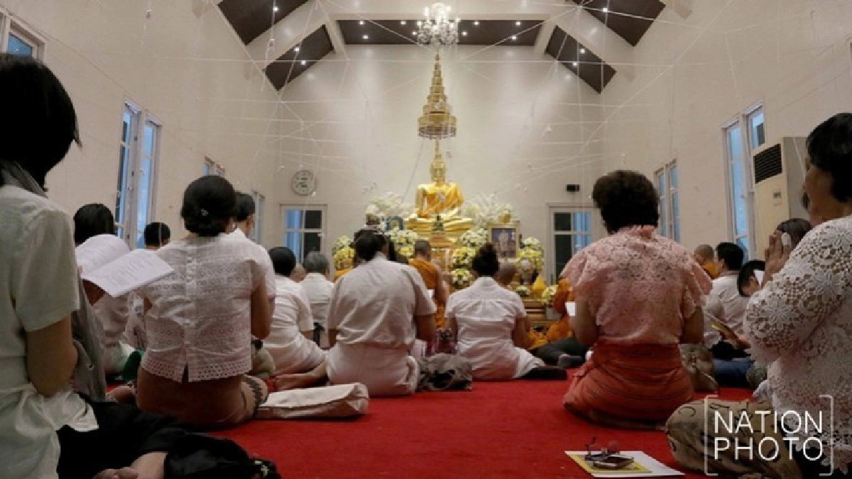 พุทธศาสนิกชนรวมกันสวดมนต์ข้ามปี(ภาพชุด) พุทธศาสนิกชนรวมกันสวดมนต์ข้ามปี(ภาพชุด)