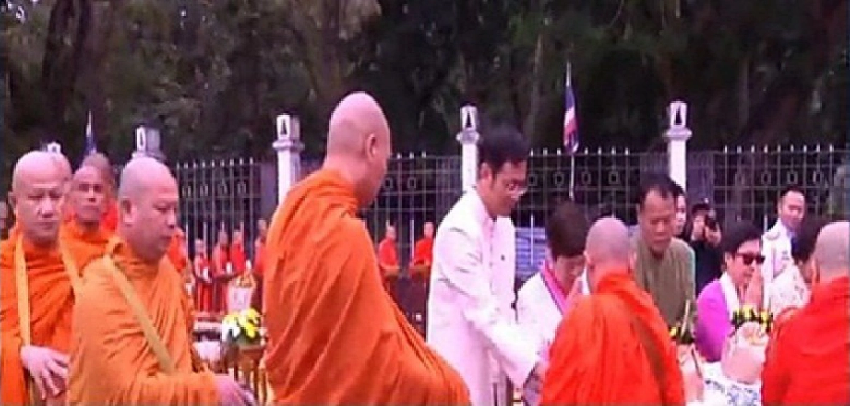 รับปีใหม่!!ชาวเชียงใหม่ตักบาตรพระสงฆ์266รูป รับปีใหม่!!ชาวเชียงใหม่ตักบาตรพระสงฆ์266รูป