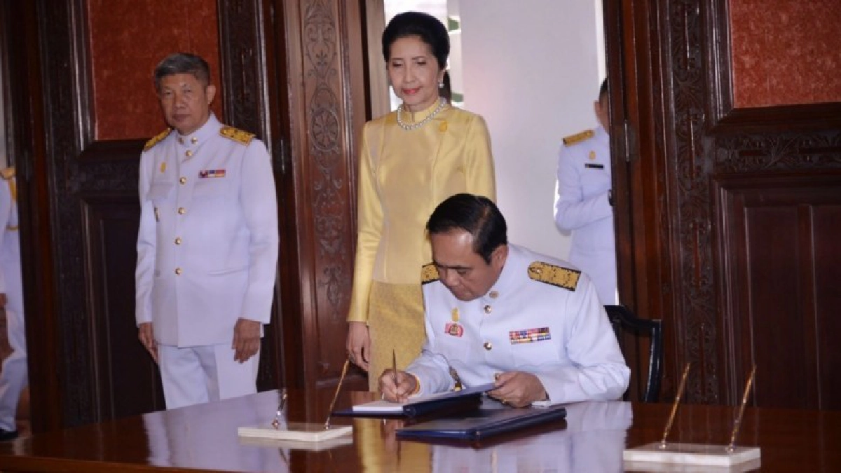 "ประยุทธ์"นำลงนามถวายพระพร"ร.10"วันขึ้นปีใหม่ "ประยุทธ์"นำลงนามถวายพระพร"ร.10"วันขึ้นปีใหม่