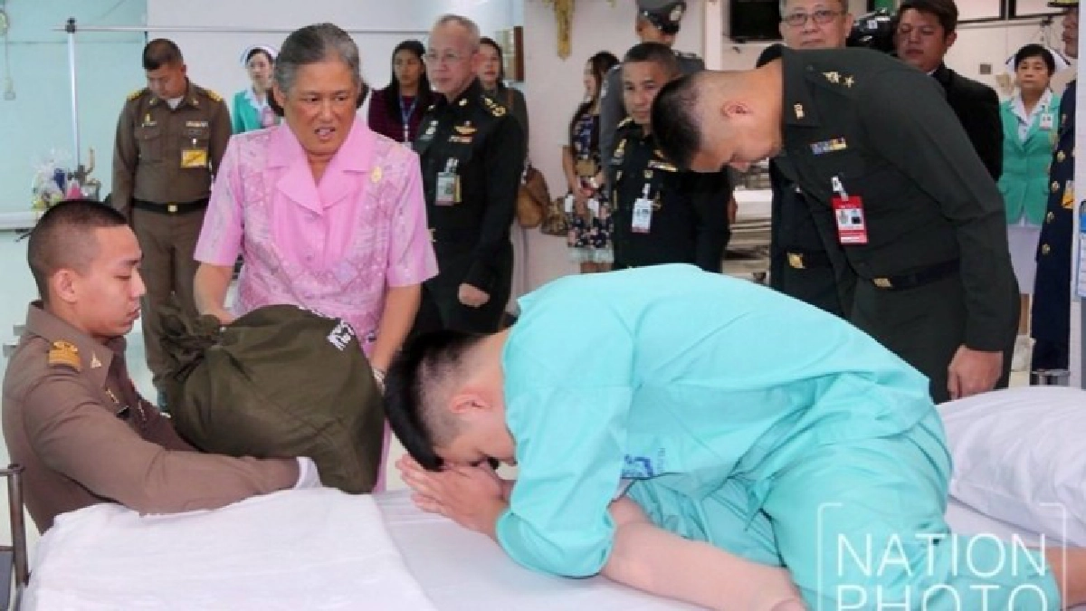 สมเด็จพระเทพฯ ทรงเยี่ยม "ทหารบาดเจ็บ" สมเด็จพระเทพฯ ทรงเยี่ยม "ทหารบาดเจ็บ"