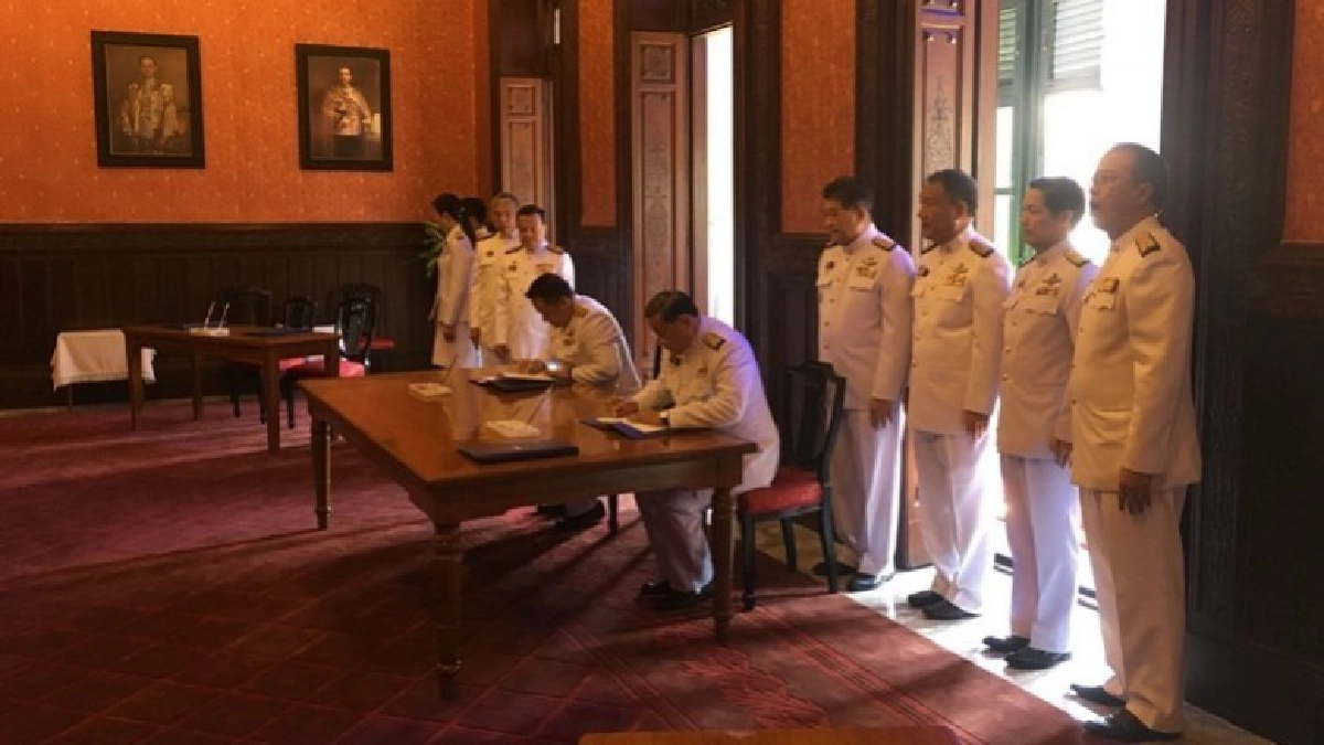 "วิโรจน์" นำคณะพรรคเพื่อไทยลงนามถวายพระพร ร.10