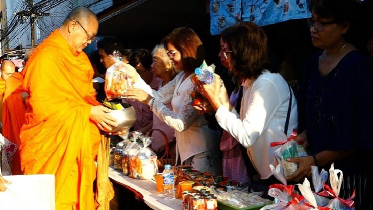 ผู้ว่าฯ ชุมพรนำประชาชนตักบาตรวันขึ้นปีใหม่