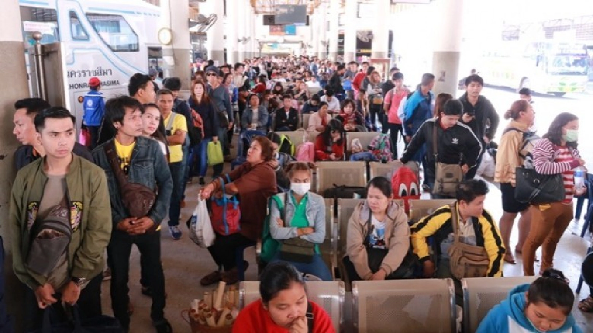 โคราชทะลัก คนรอกลับกรุงแน่นขนส่ง - เพิ่มรถเสริม80คัน