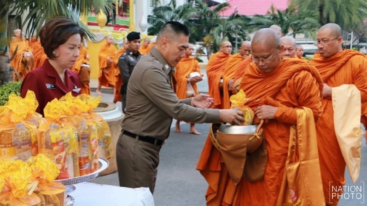 ผบ.ตร.นำคณะตักบาตรพระสงฆ์ปีใหม่