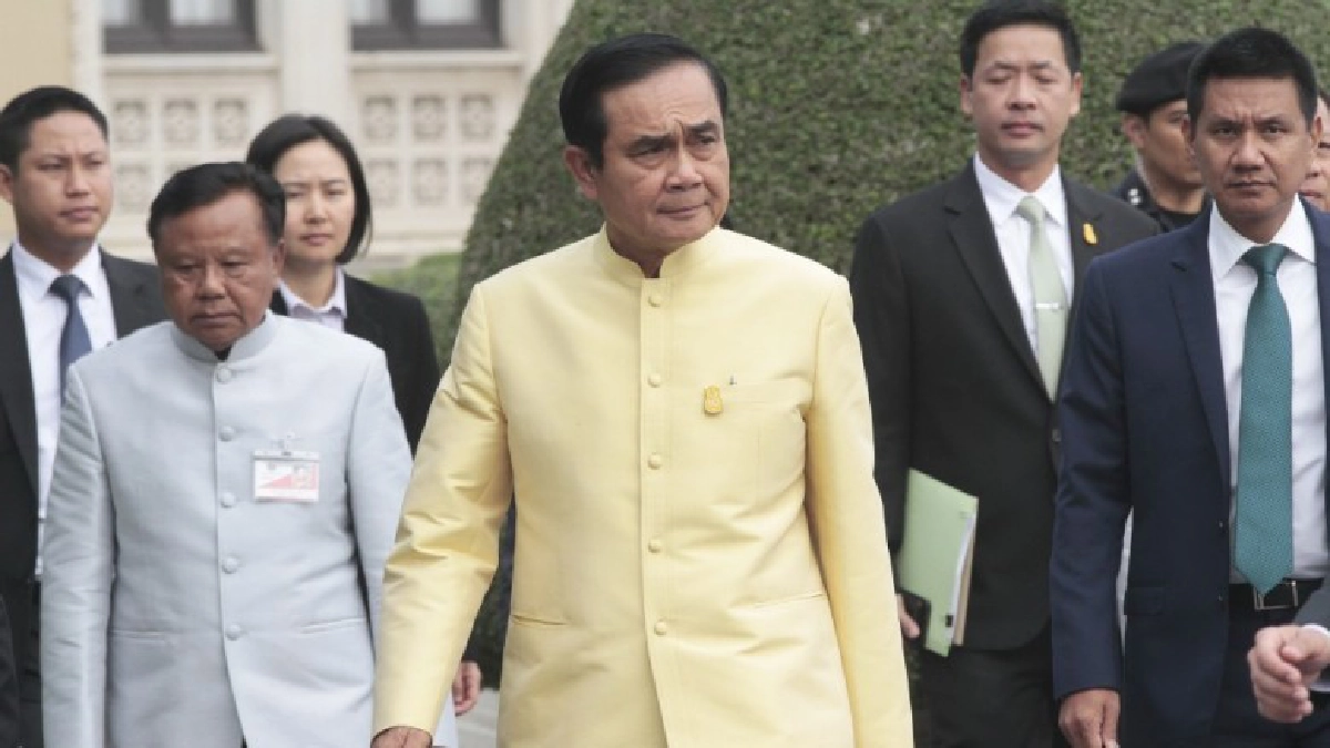 "บิ๊กตู่" ไม่ว่า "ปชป.จับมือ พท." ทวง ปชต. จากทหาร