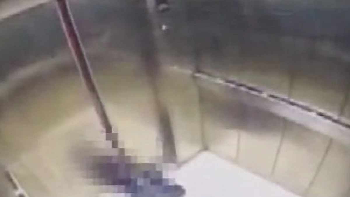 หวาดเสียว!! "หญิงจีน" มัวจ้องมือถือ สะดุดลิฟท์ขาขาด หวาดเสียว!! "หญิงจีน" มัวจ้องมือถือ สะดุดลิฟท์ขาขาด