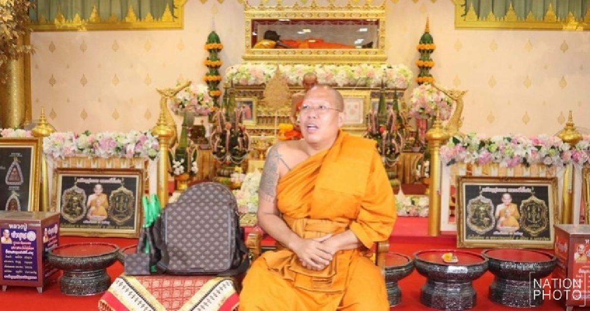 ‘หลวงพี่น้ำฝน’ ขายกระเป๋าหาเงินซื้อเครื่องมือแพทย์