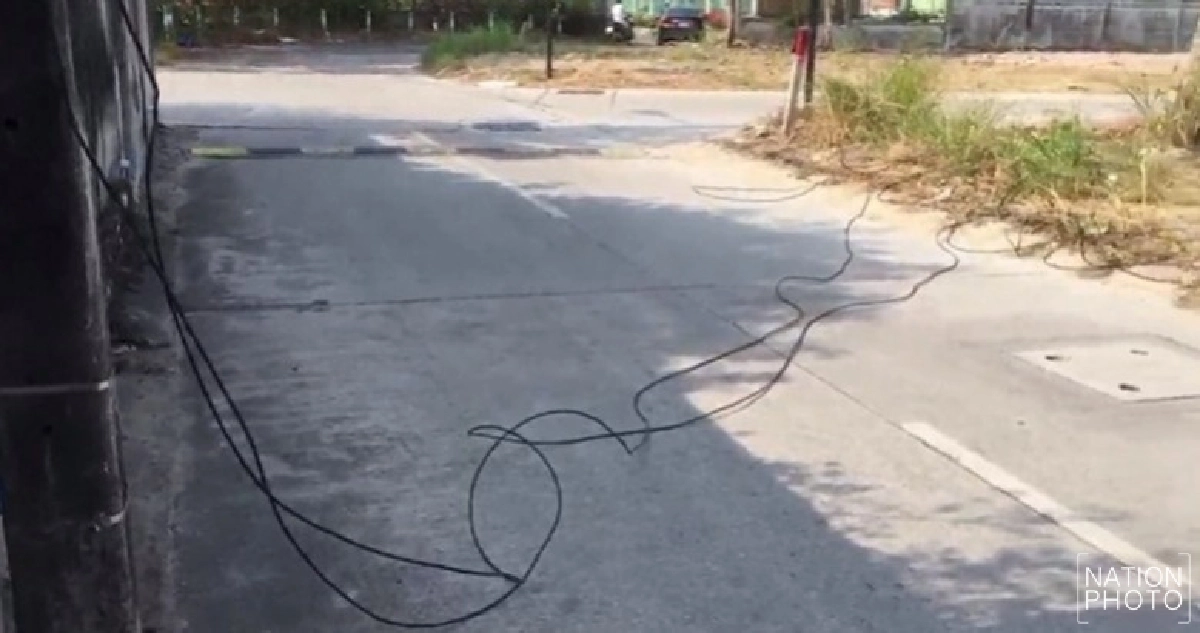 ชาวบ้านร้องสายสื่อสารขวางถนนหวั่นอุบัติเหตุถึงตาย ชาวบ้านร้องสายสื่อสารขวางถนนหวั่นอุบัติเหตุถึงตาย