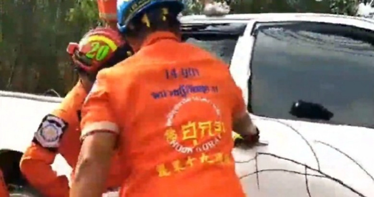 กระบะหลับในชนเสาไฟฟ้าดับ 1 เจ็บ 1
