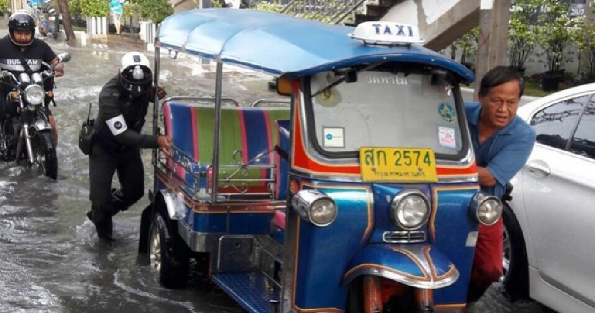 ฝนถล่มกรุงเจ้าหน้าที่เร่งระบายรถติด ฝนถล่มกรุงเจ้าหน้าที่เร่งระบายรถติด