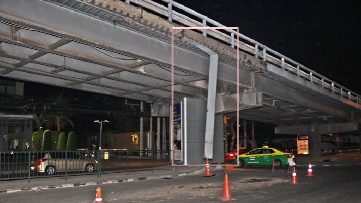 แผงเหล็กกั้นขอบสะพานแยกอโศก-เพชรบุรี หลุด !!
