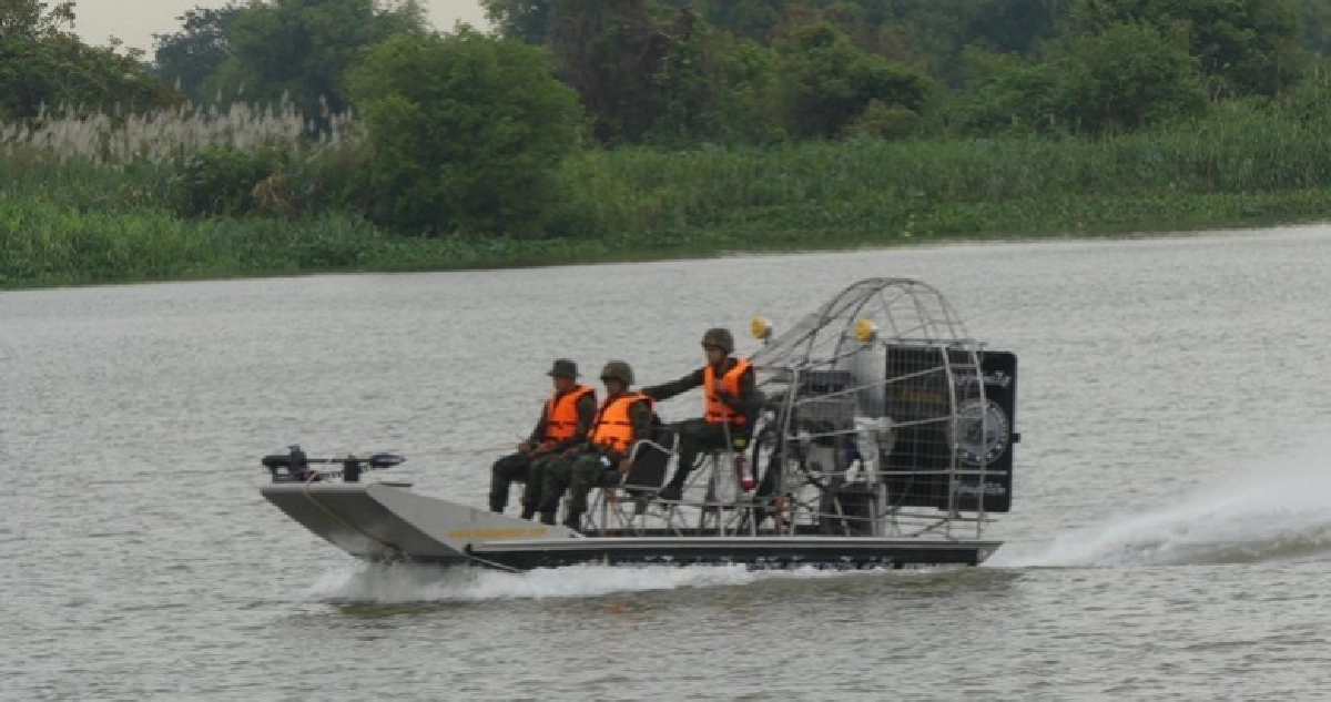 นำเรือแอร์โบ๊ทฝึกซ้อมช่วยผู้ประสบภัยน้ำท่วม