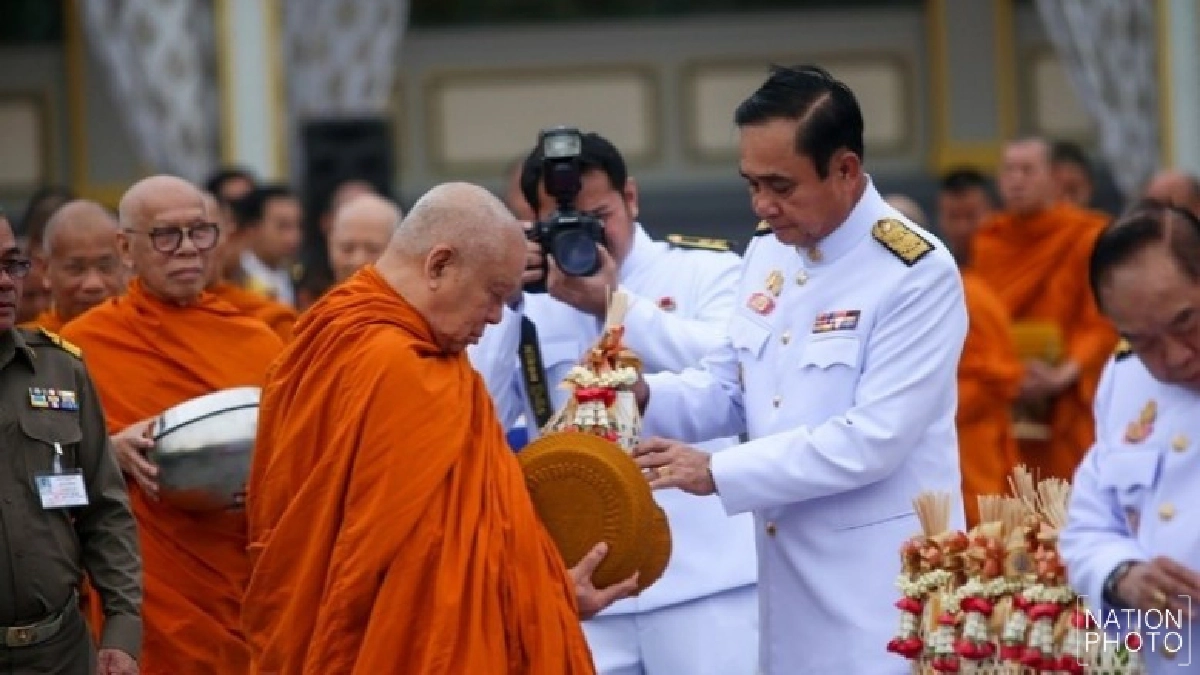 นายกฯประธานพิธีทำบุญตักบาตรพระสงฆ์89รูปถวายร.9