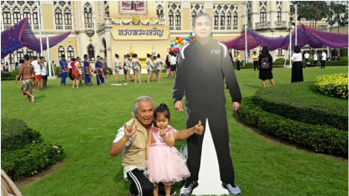 “เด็ก” แห้วอดถ่ายรูปสแตนดี้ “ลุงตู่” แว้นมอเตอร์ไซต์ “เด็ก” แห้วอดถ่ายรูปสแตนดี้ “ลุงตู่” แว้นมอเตอร์ไซต์